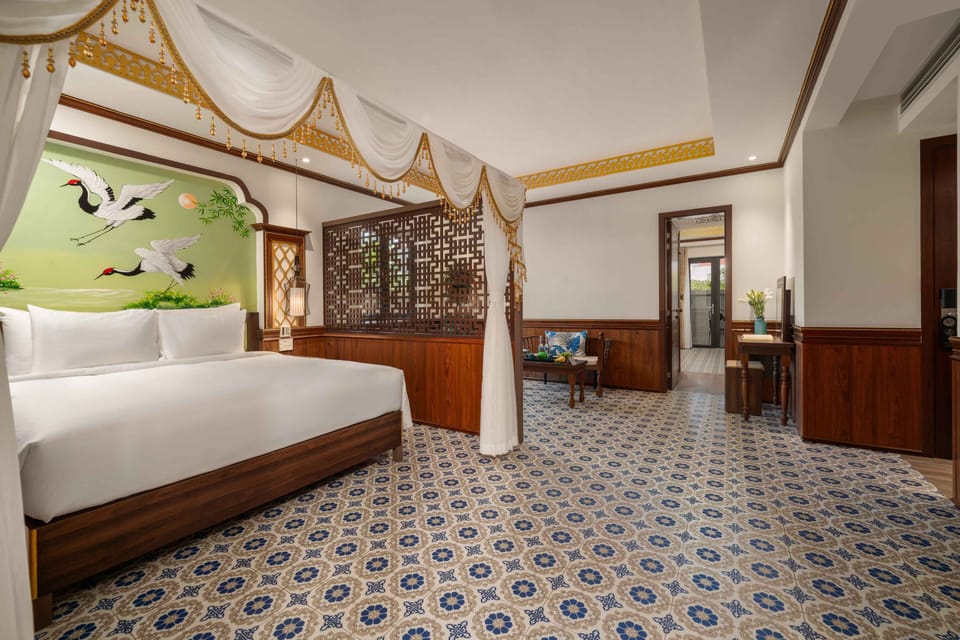 Signature Queen Suite, Window with Neighbor View | In-room safe, blackout drapes, soundproofing, free WiFi