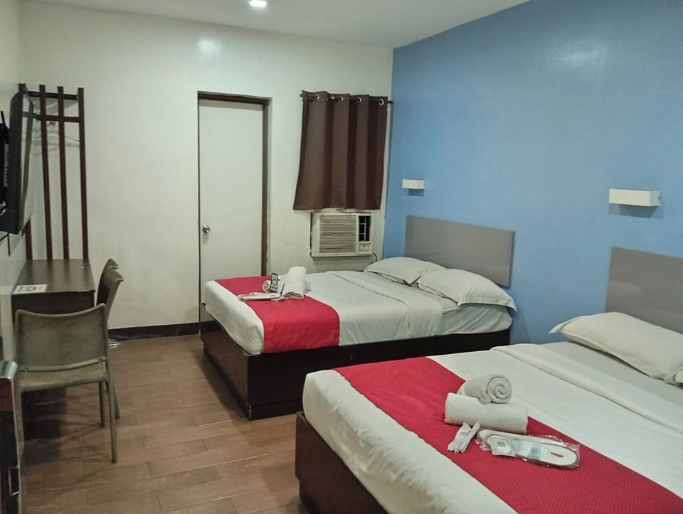 Family Quadruple Room | Desk, laptop workspace, free WiFi