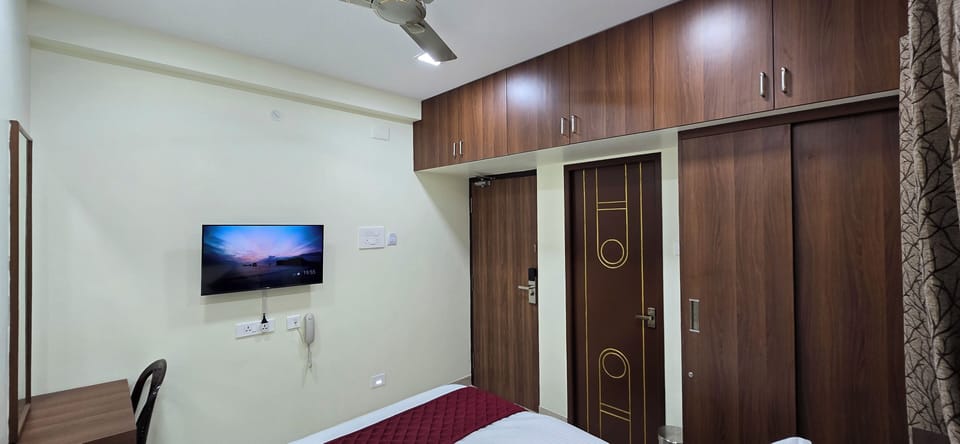 Deluxe Double Room, 1 Queen Bed, Non Smoking | Egyptian cotton sheets, premium bedding, down comforters