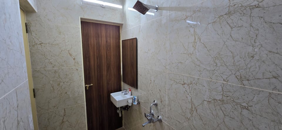 Deluxe Double Room, 1 Queen Bed, Non Smoking | Bathroom | Shower, rainfall showerhead, free toiletries, hair dryer