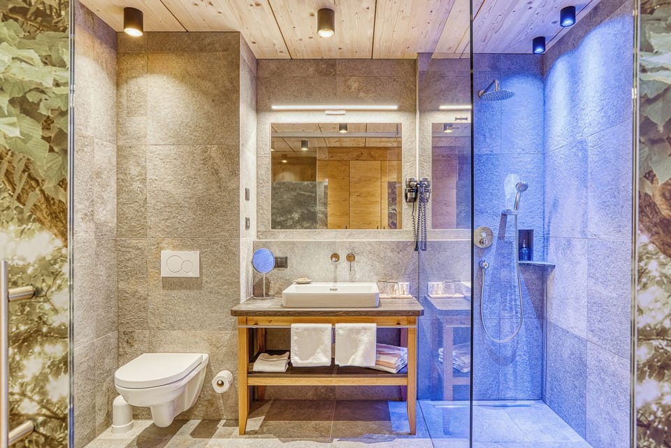 Superior Double Room | Bathroom | Separate tub and shower, free toiletries, hair dryer, slippers
