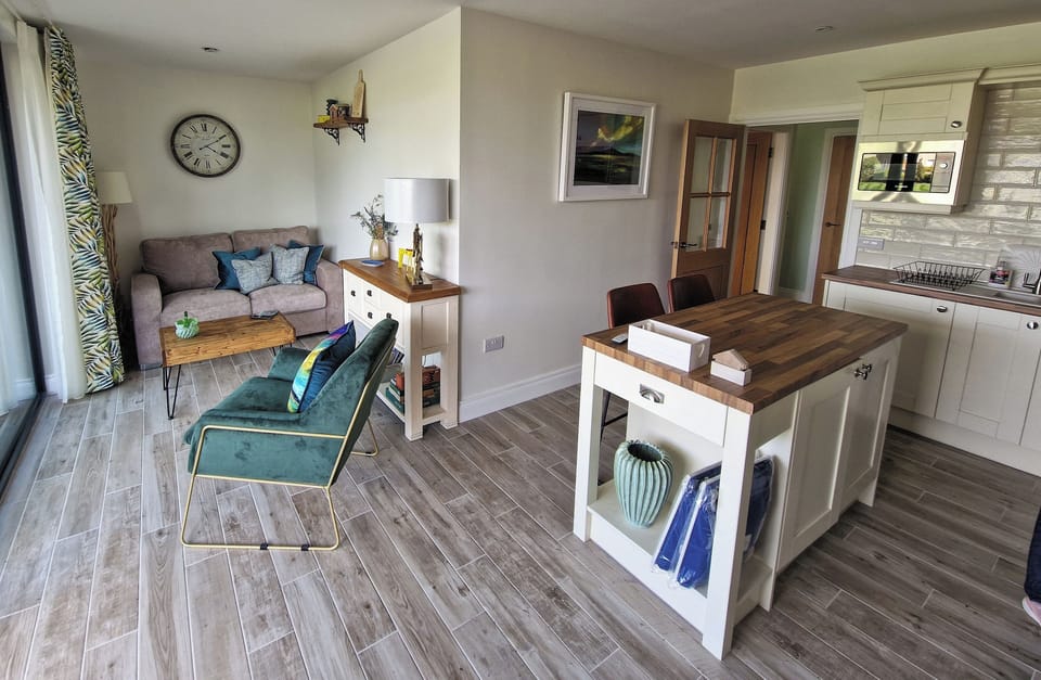 Apartment, 1 Bedroom | 1 bedroom, desk
