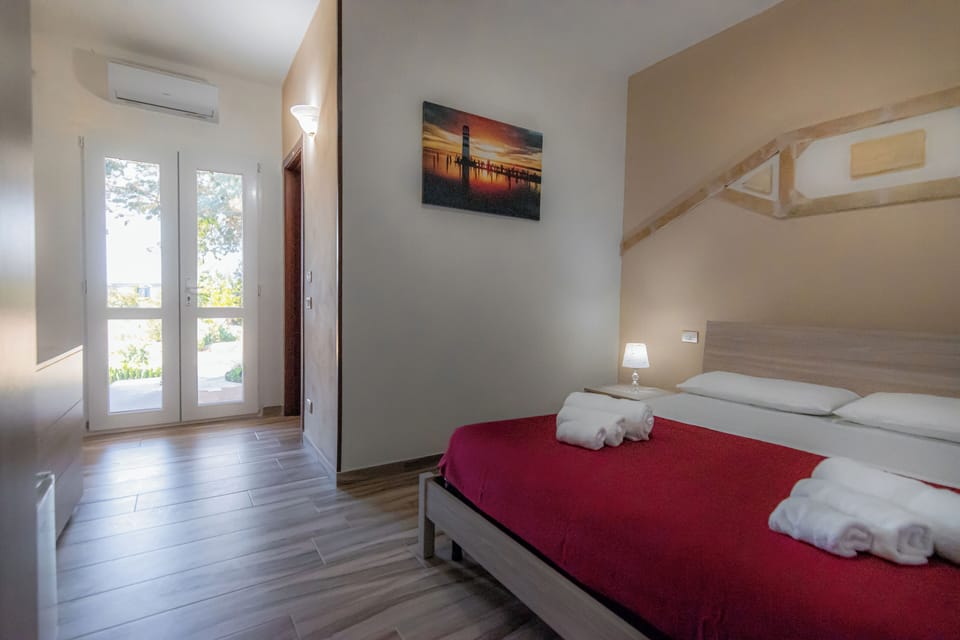 Standard Room, Garden View | In-room safe, desk, soundproofing, WiFi (free)
