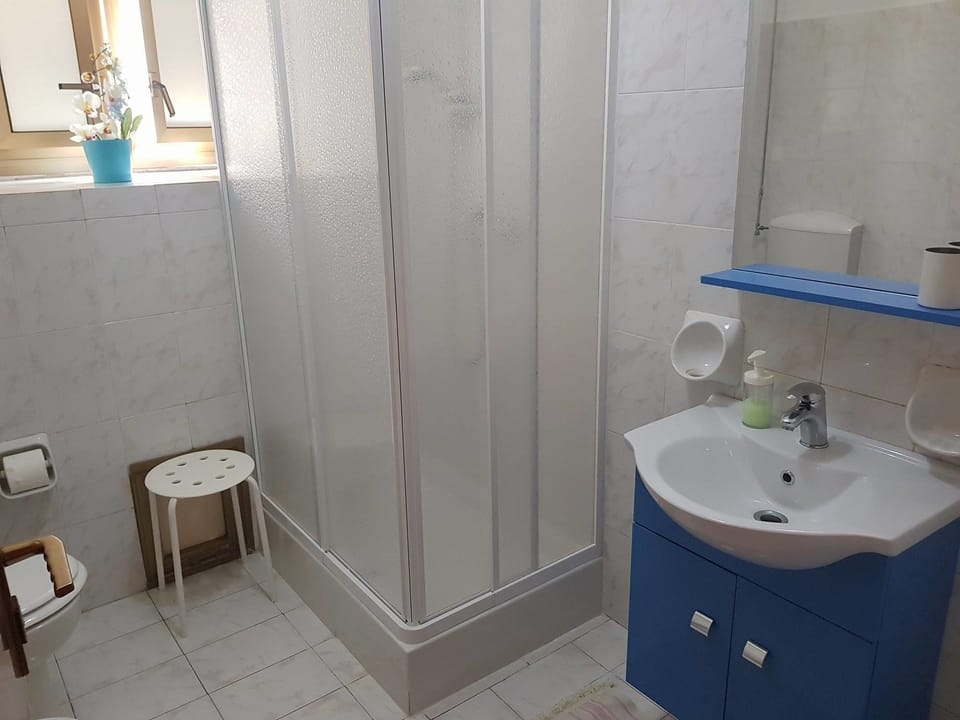 Quadruple Room, Private Bathroom (external) | Bathroom | Shower, rainfall showerhead, free toiletries, hair dryer