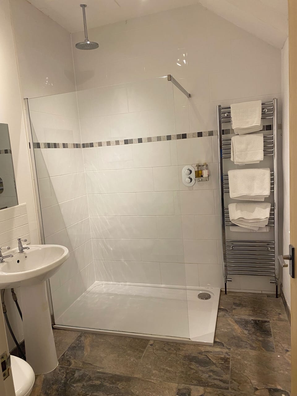 Deluxe Double Room, 1 Bedroom, Non Smoking | Bathroom | Free toiletries, hair dryer, towels, soap