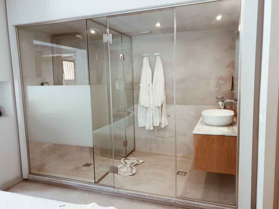 Swim Up Junior Suite, Sharing pool | Bathroom | Designer toiletries, hair dryer, towels