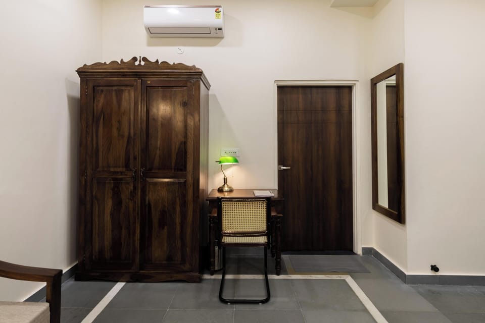 Laptop workspace, free WiFi, bed sheets