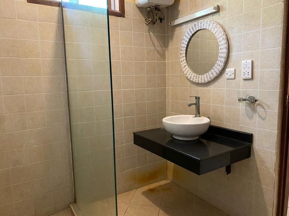 Comfort Double or Twin Room, Garden View | Bathroom