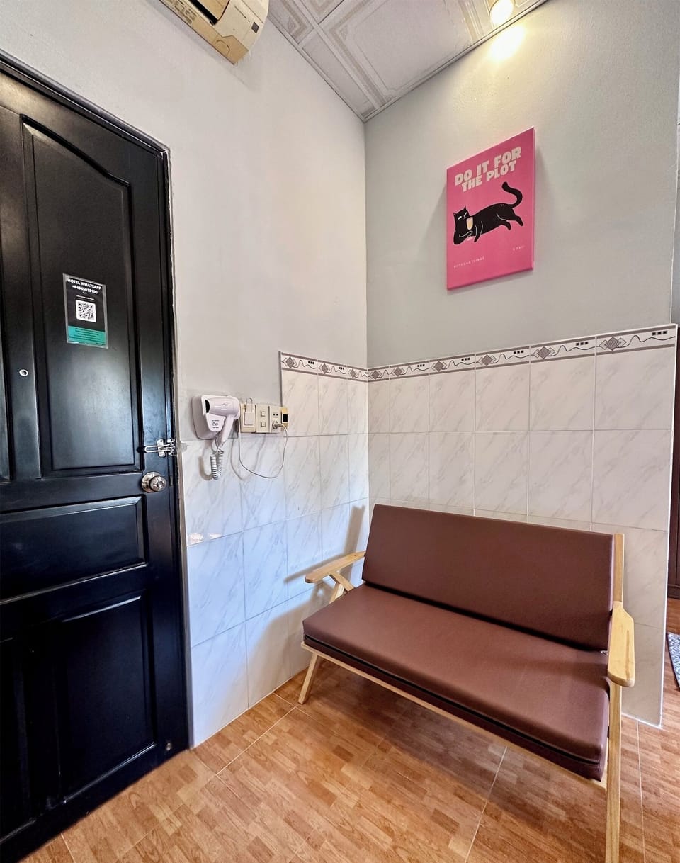Business Double Room | Living area | 45-inch flat-screen TV with cable channels