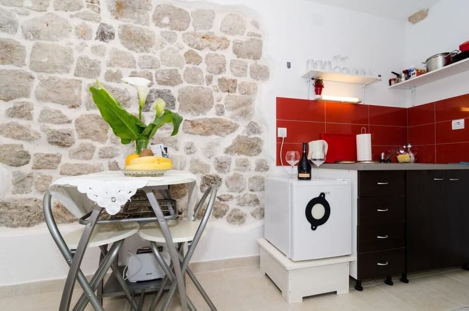 Studio (Apartment Lee Loo - Studio Apartment) | Private kitchenette | Fridge
