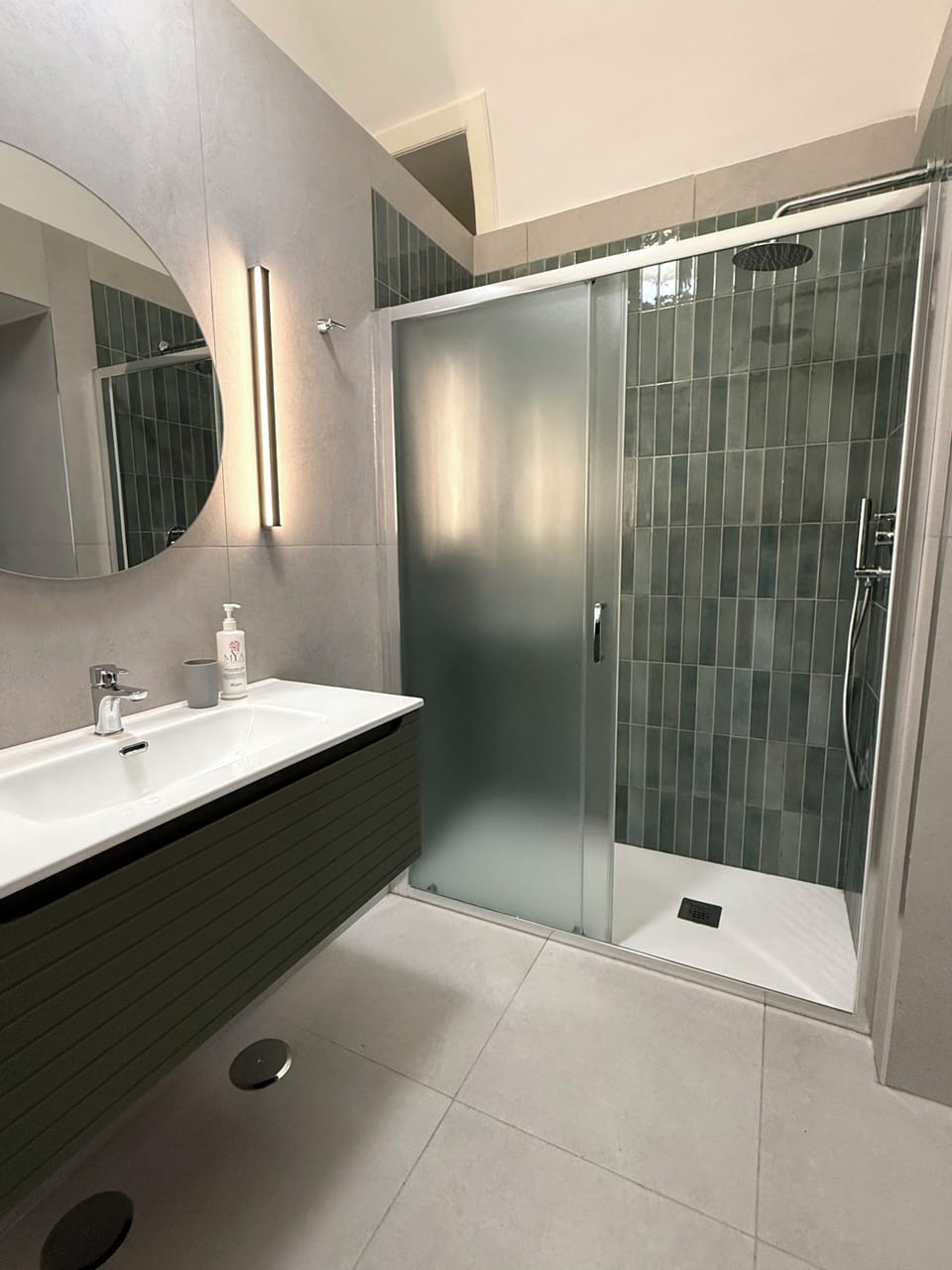 Deluxe Room | Bathroom | Shower, rainfall showerhead, hair dryer, towels
