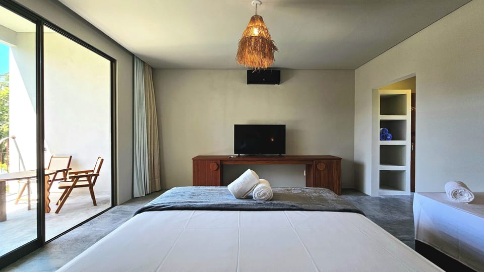 Comfort Suite, Pool View (suite superior) | 1 bedroom, pillowtop beds, minibar, free cribs/infant beds