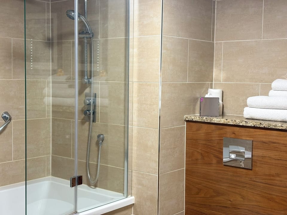 Signature Double Room | Bathroom | Shower, towels