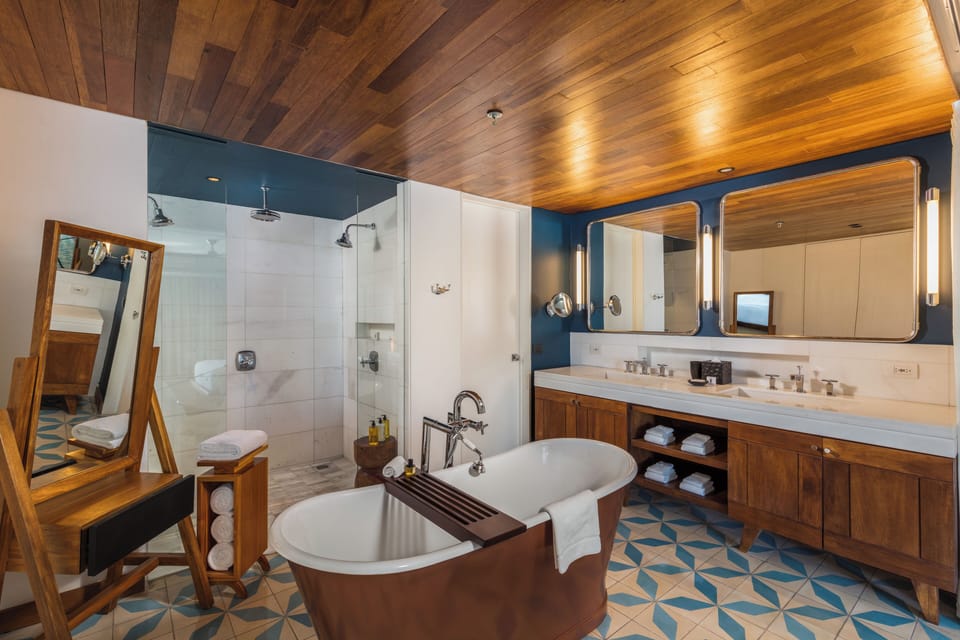 Suite, Ocean View (Thompson) | Bathroom | Free toiletries, hair dryer, bathrobes, slippers