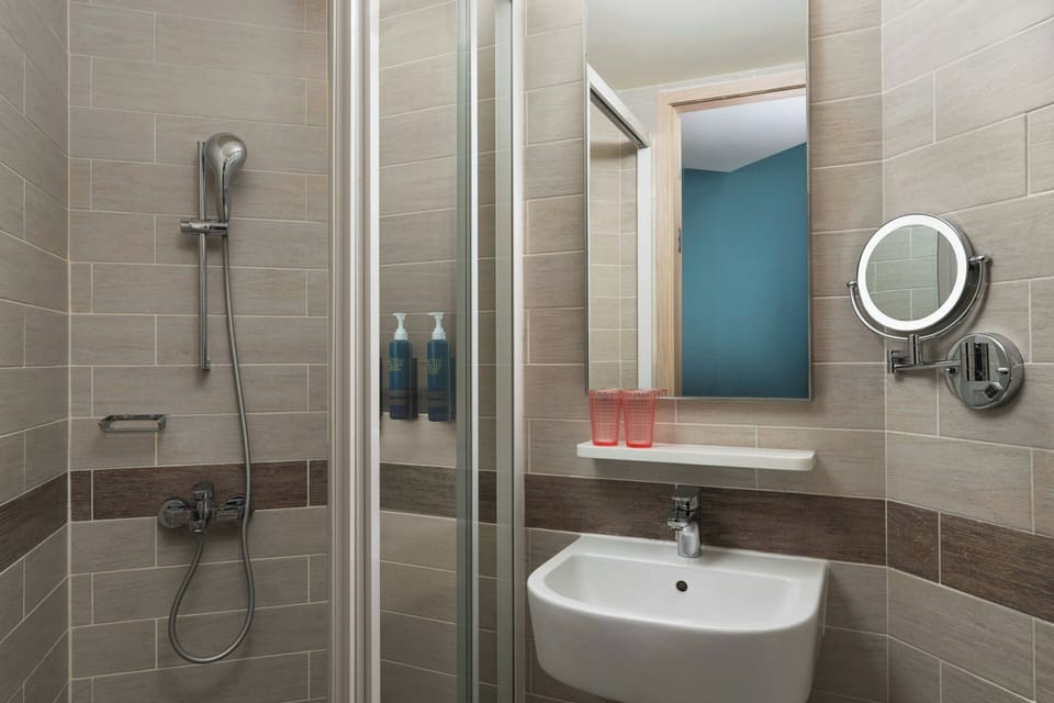 Shower, hair dryer, towels