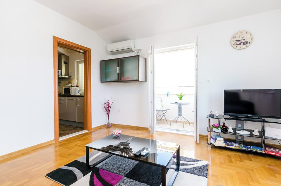 Apartment (Ana Apartment - One Bedroom Apartment) | Living room