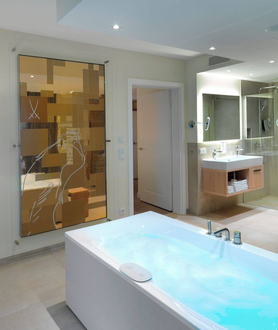SPA-Suite in der Landresidenz | Bathroom | Hair dryer, bathrobes, slippers, towels