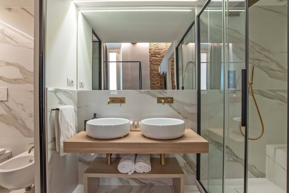 Deluxe Room | Bathroom | Free toiletries, hair dryer, bathrobes, slippers