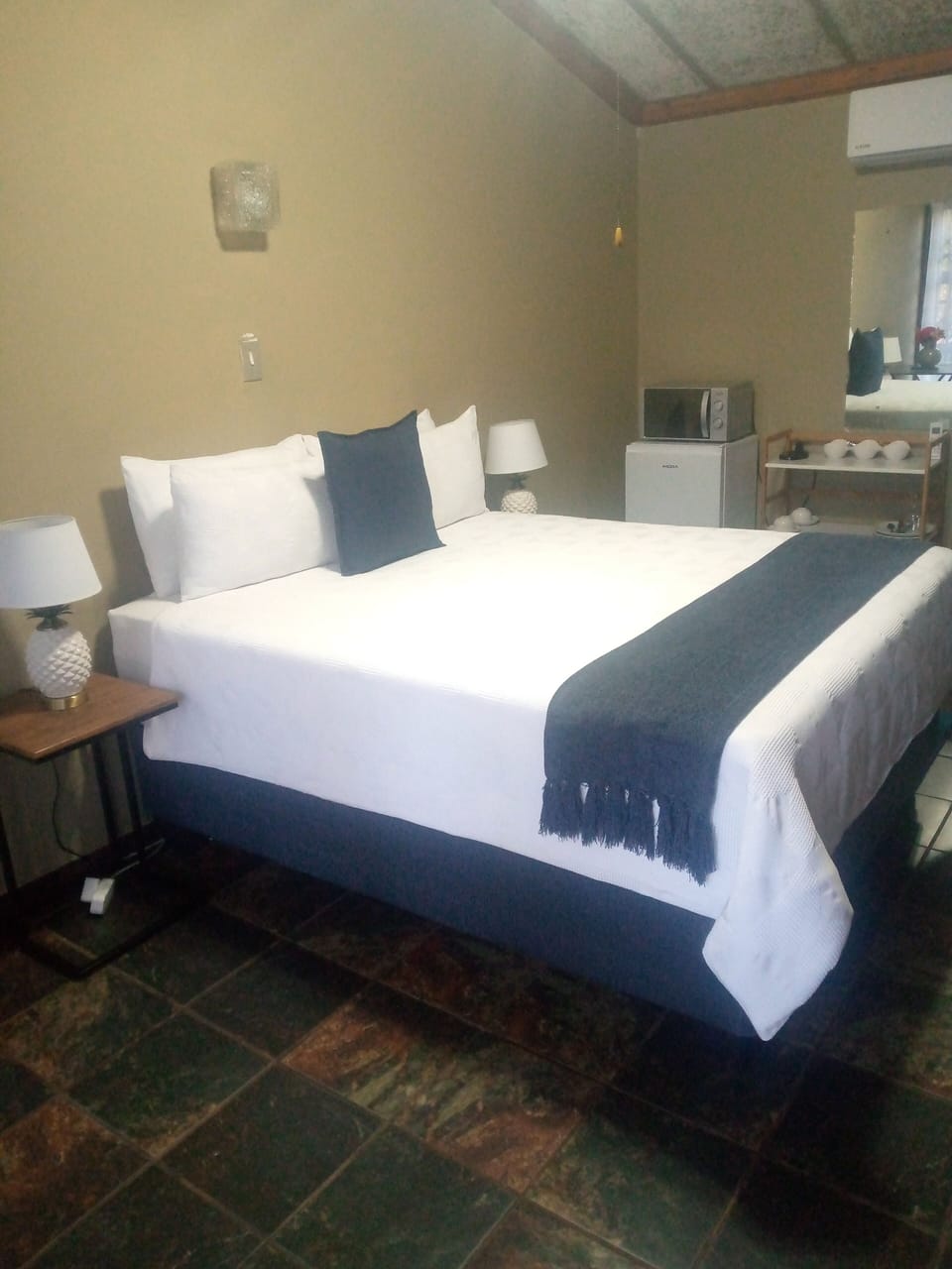 Comfort Double Room, 1 Queen Bed | Desk, laptop workspace, WiFi (free), bed sheets