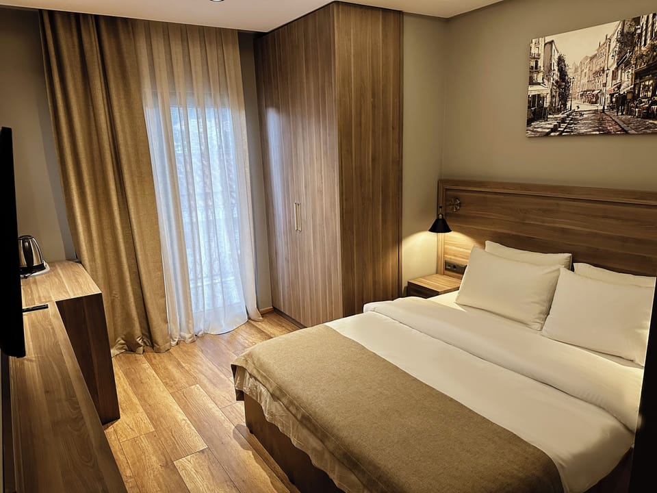 Superior Room, 1 Queen Bed, Courtyard View | Premium bedding, minibar, soundproofing, WiFi (free)