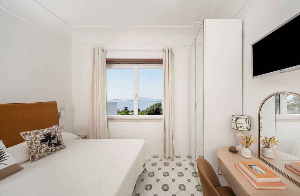 Deluxe Double Room | Minibar, in-room safe, individually decorated, individually furnished