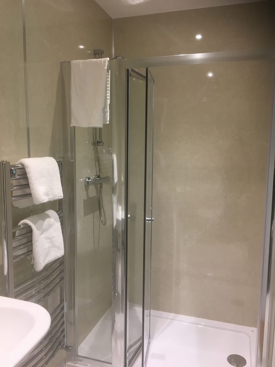 Standard Double Room | Bathroom | Shower, free toiletries, hair dryer, towels