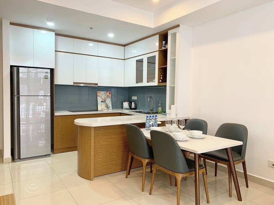 City Apartment, Balcony, Partial Lake View | In-room dining