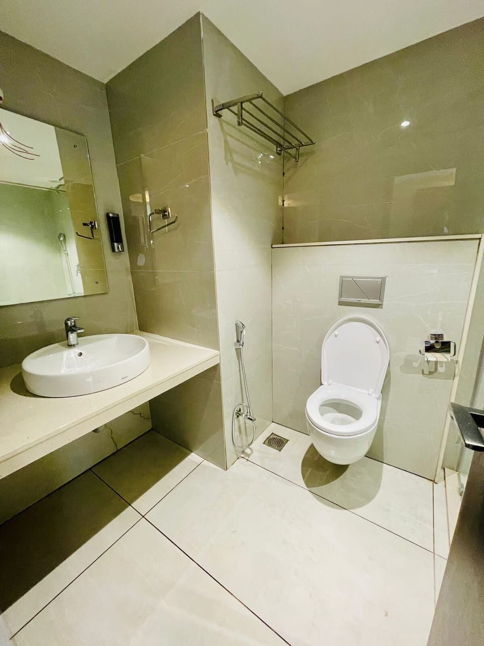 Deluxe Room | Bathroom | Shower, rainfall showerhead, slippers, towels