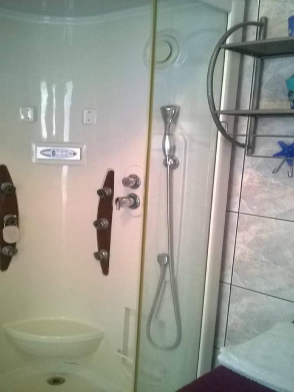 Apartment (Apartment Roksy - Two-Bedroom Apartme) | Bathroom | Shower, free toiletries, towels, toilet paper