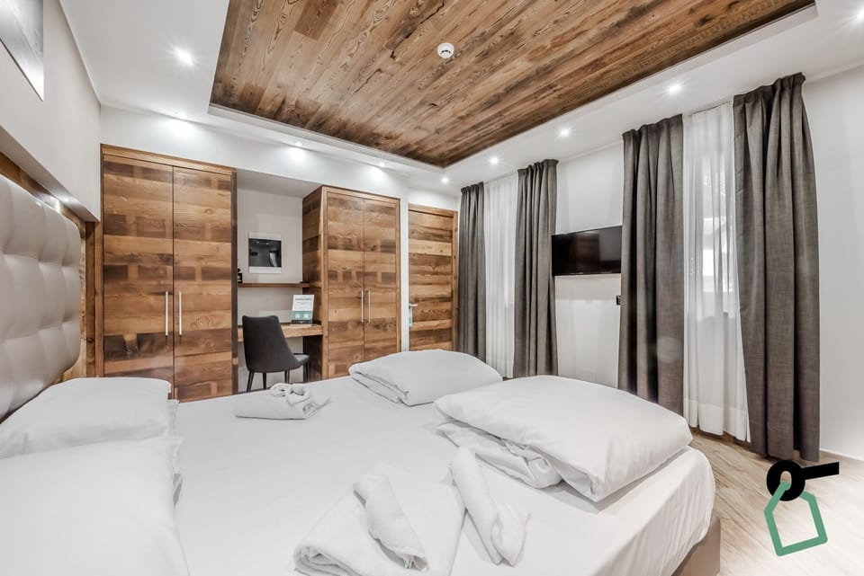Comfort Double Room | In-room safe, desk, free WiFi, bed sheets