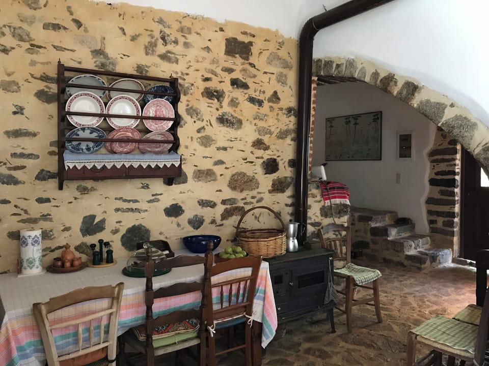 Coffee/tea maker, full-size fridge, oven, electric kettle