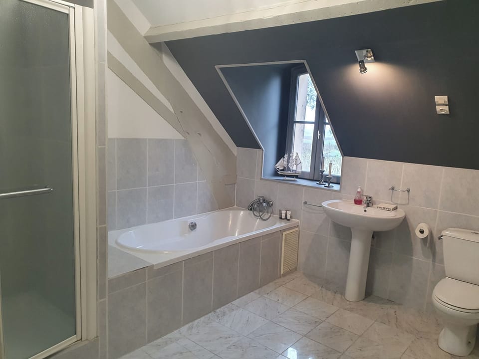 Superior Room, Pool View | Bathroom | Hair dryer, towels, soap, shampoo