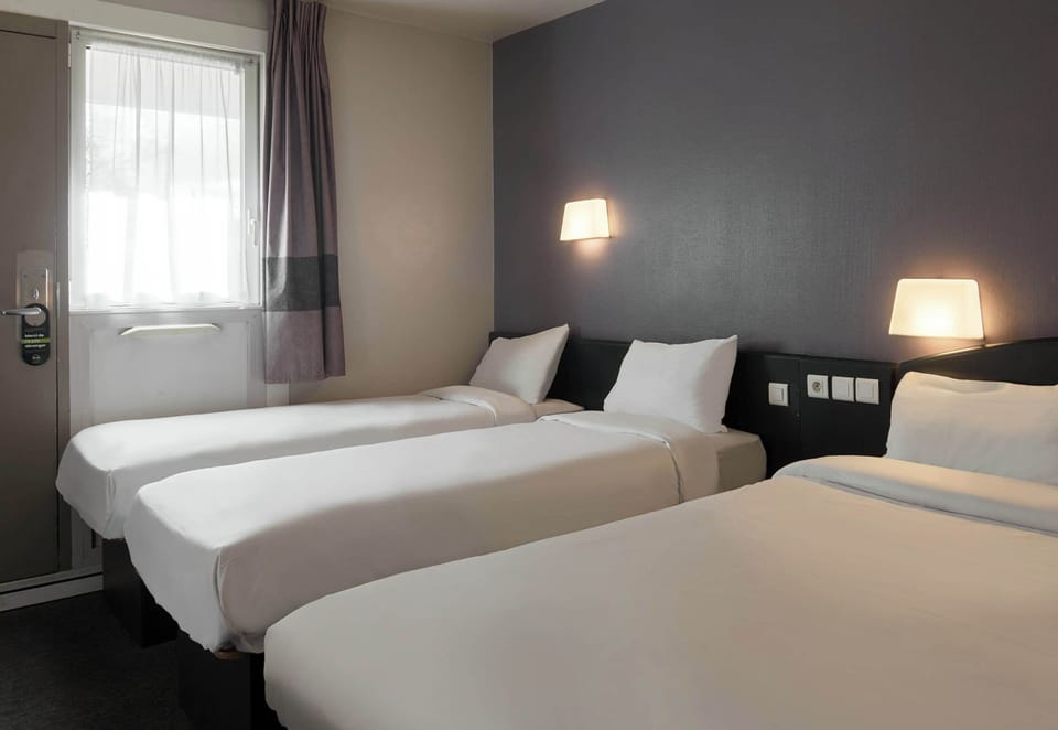 Quadruple Room, Non Smoking | Desk, soundproofing, free WiFi, bed sheets
