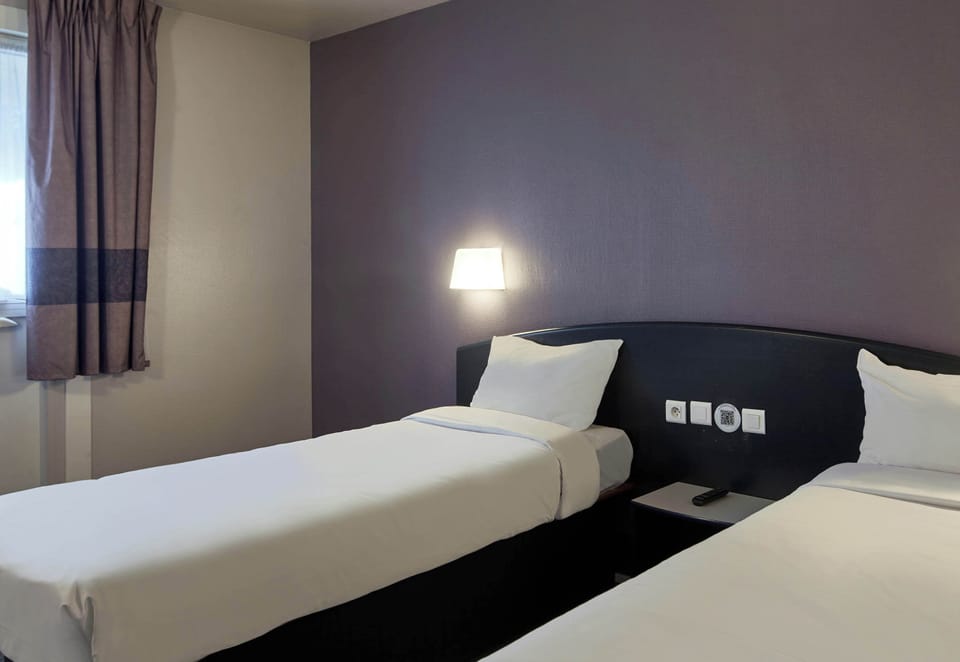 Twin Room, Non Smoking | Desk, soundproofing, free WiFi, bed sheets