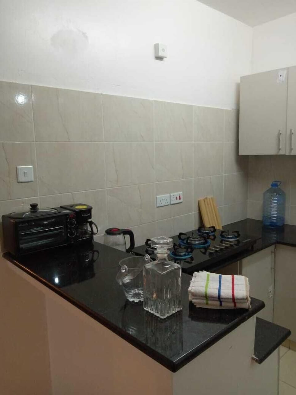 Business Apartment | Private kitchen | Fridge, microwave, cookware/dishes/utensils