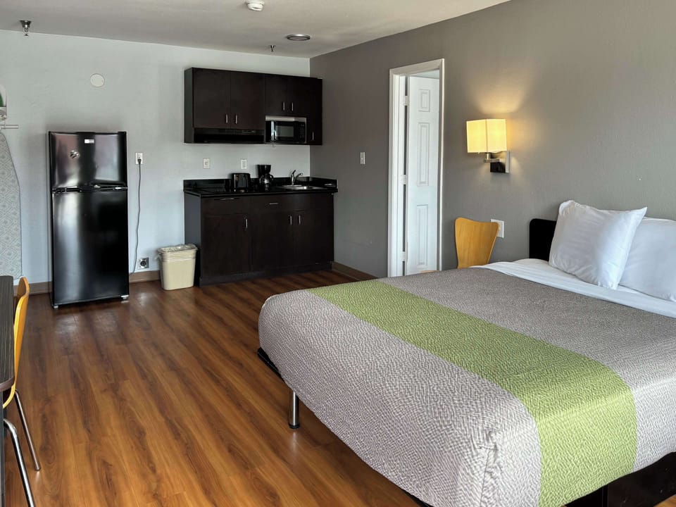 Standard Room, 1 Queen Bed, Non Smoking, Kitchenette | Desk, WiFi (free), bed sheets
