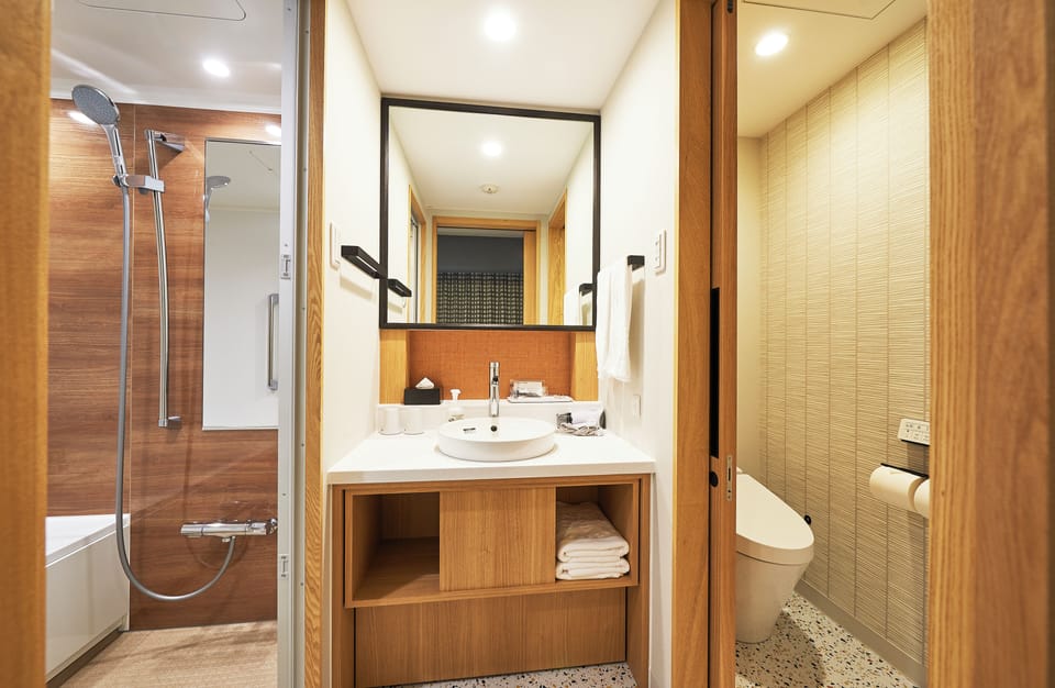 Deluxe Twin Room, Multiple Beds, Non Smoking | Bathroom | Combined shower/tub, free toiletries, hair dryer, slippers