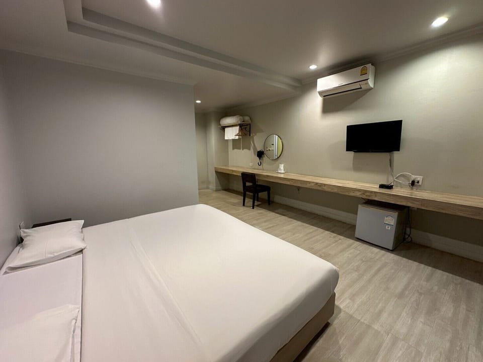 Basic Double Room, City View | Desk, blackout drapes, free WiFi