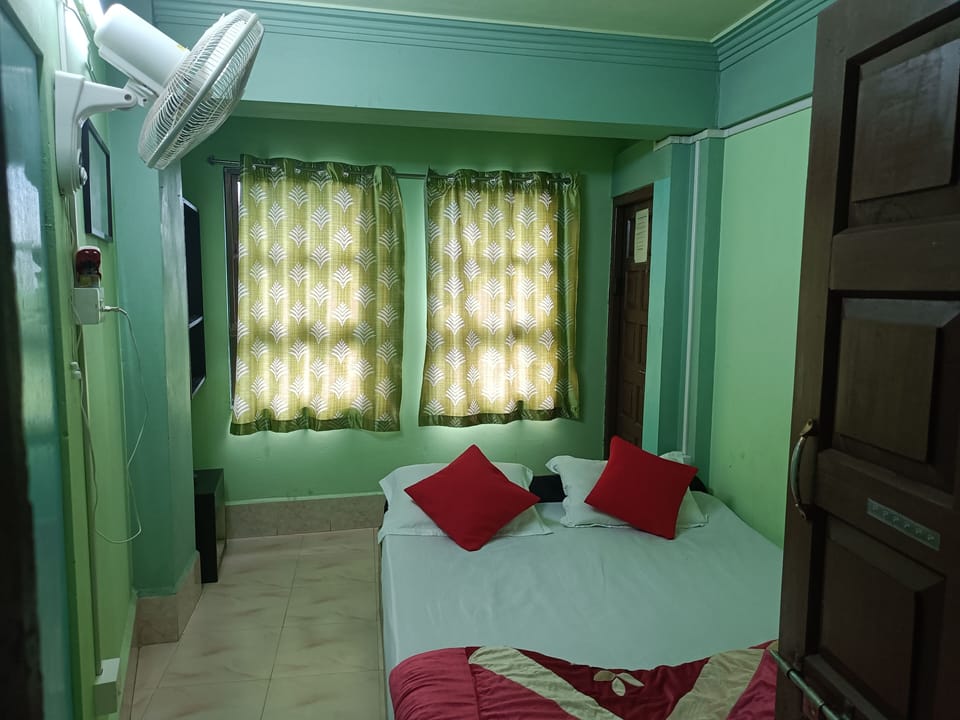 Deluxe Double Room, City View | Desk, free WiFi, bed sheets