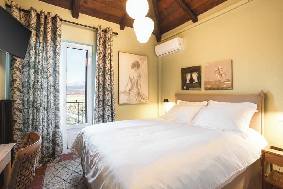 Maisonette with Balcony, Panoramic View (Milia) | Desk, soundproofing, iron/ironing board, free WiFi