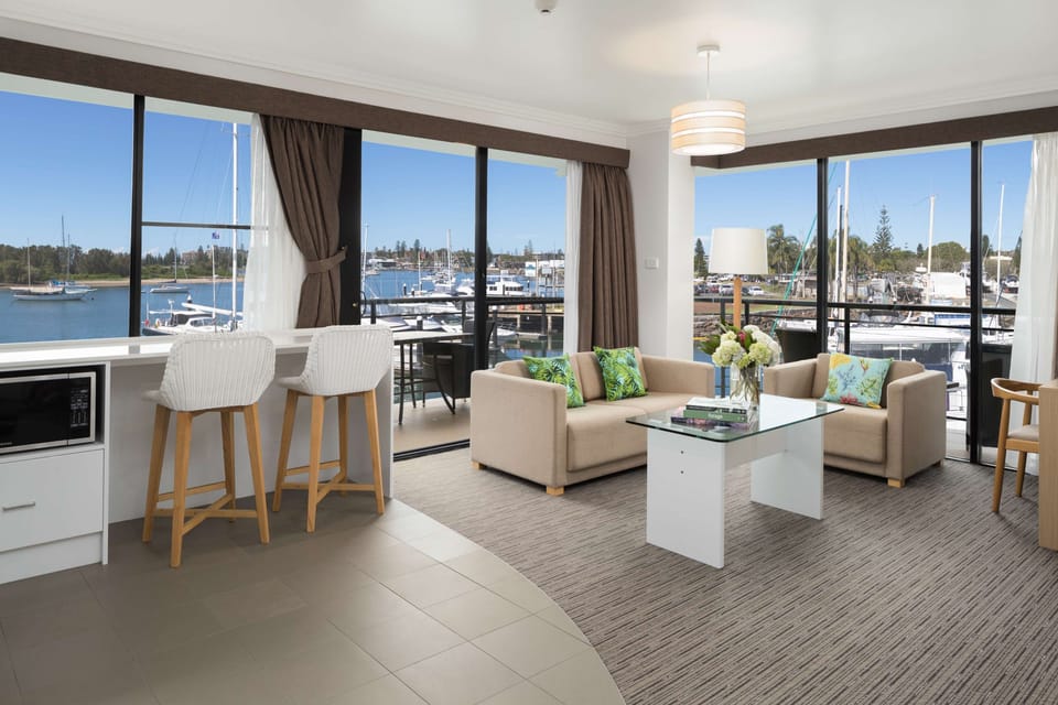Executive Suite | Premium bedding, minibar, in-room safe, desk