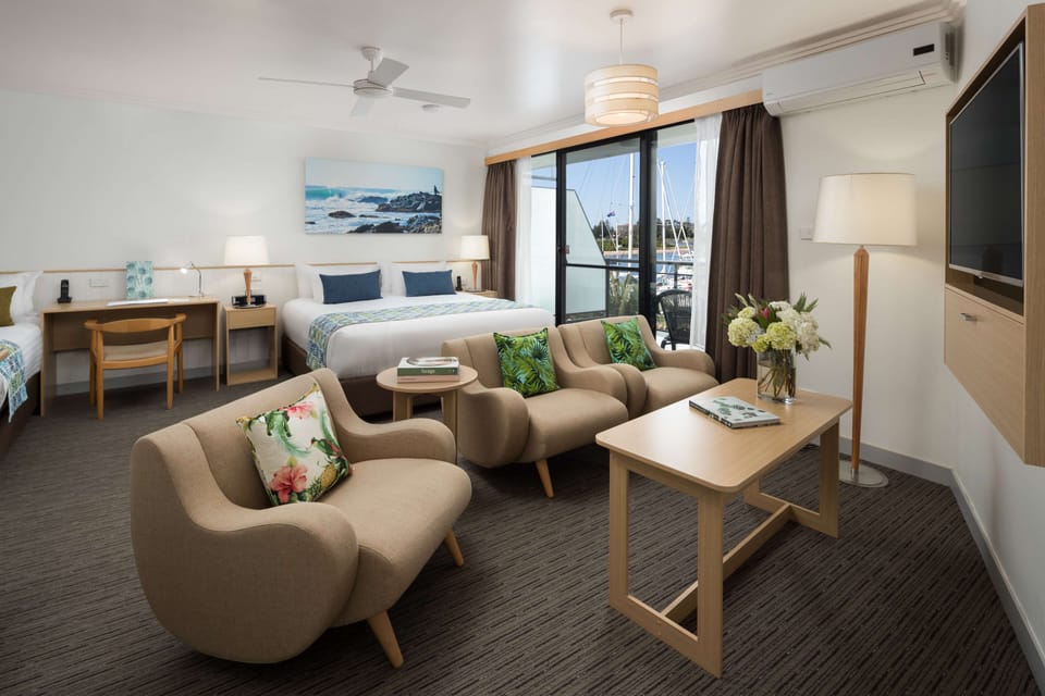 Water View Suite | Premium bedding, minibar, in-room safe, desk