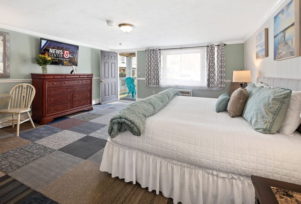 Standard Room, 1 King Bed | Premium bedding, blackout drapes, iron/ironing board, rollaway beds