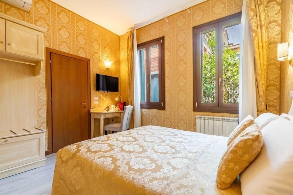 Classic Double Room, Courtyard View | Desk, laptop workspace, WiFi (free), bed sheets