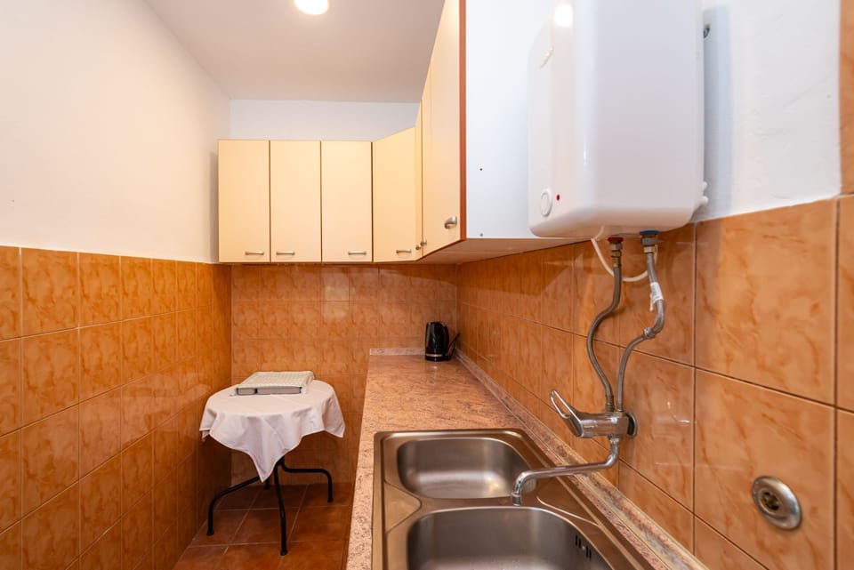 Apartment, 3 Bedrooms, Balcony, Garden View | Private kitchen