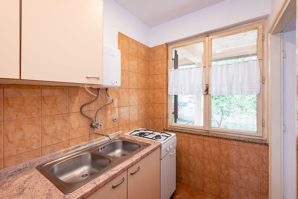 Apartment, 3 Bedrooms, Balcony, Garden View | Private kitchen