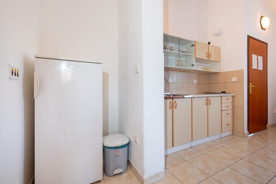 Apartment, 1 Bedroom, Balcony, Garden View | Private kitchen