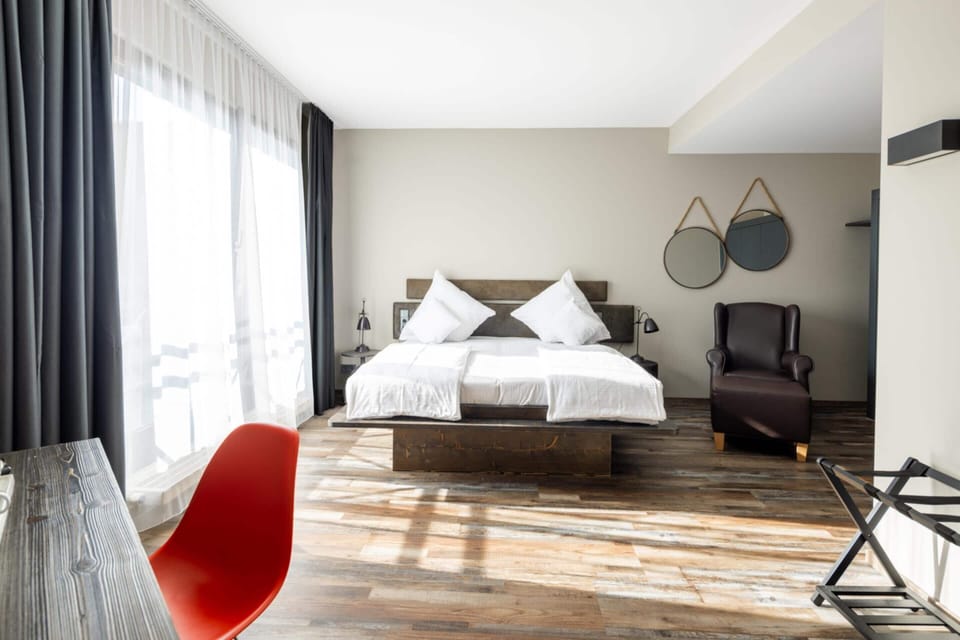 Executive Room, 1 King Bed, Kitchenette (Larger Room) | Hypo-allergenic bedding, in-room safe, desk, laptop workspace