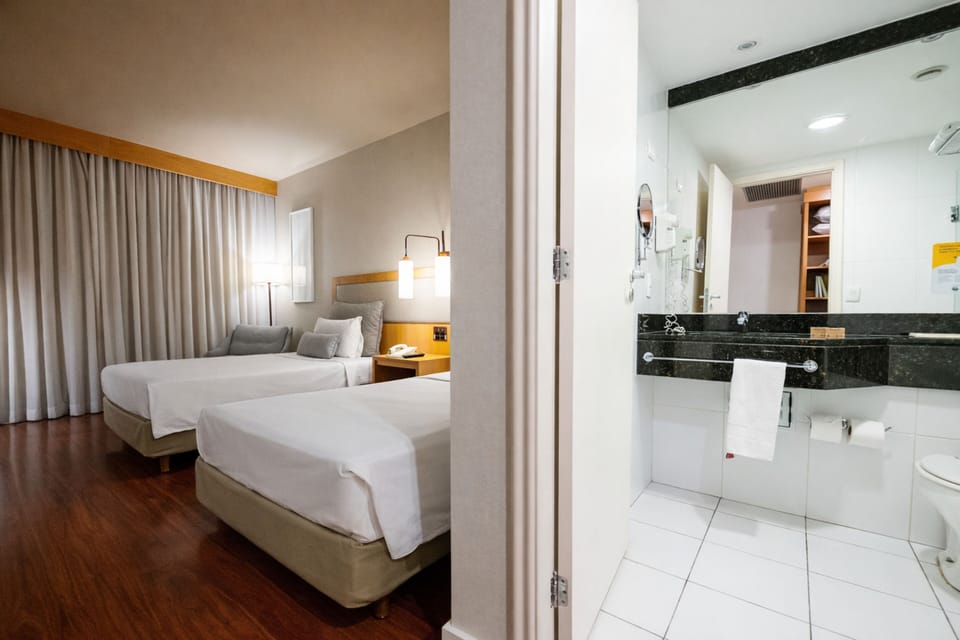 Minibar, free WiFi, bed sheets