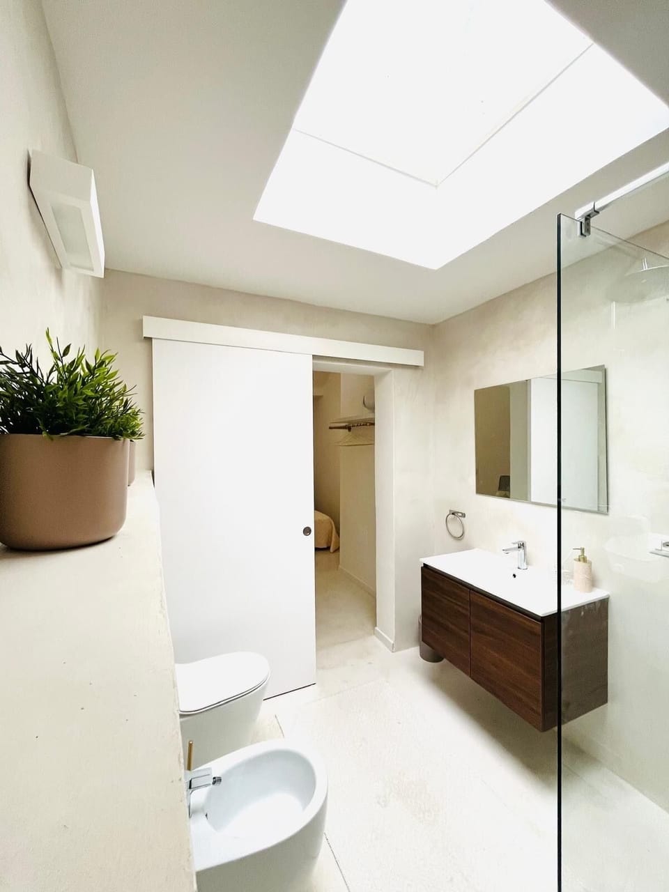 Deluxe Double Room | Bathroom | Shower, hair dryer, towels, shampoo